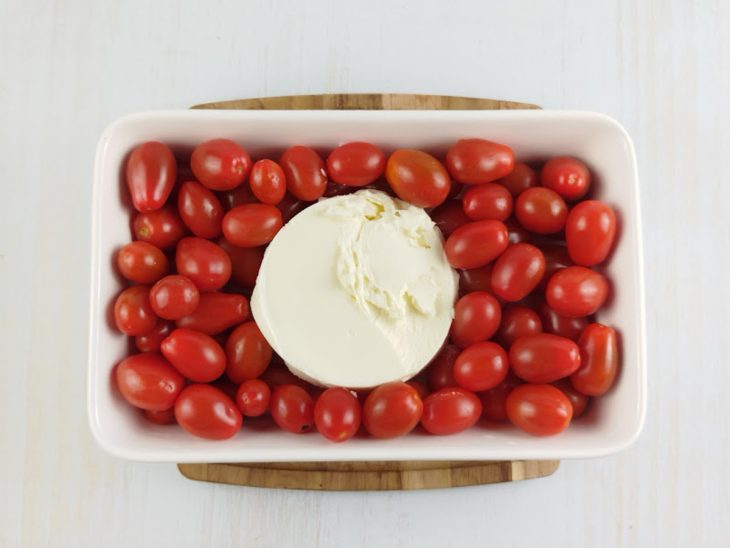 Catupiry disposto no centro da forma.