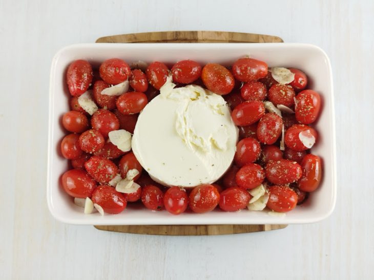 Temperos adicionados aos tomates e catupiry.