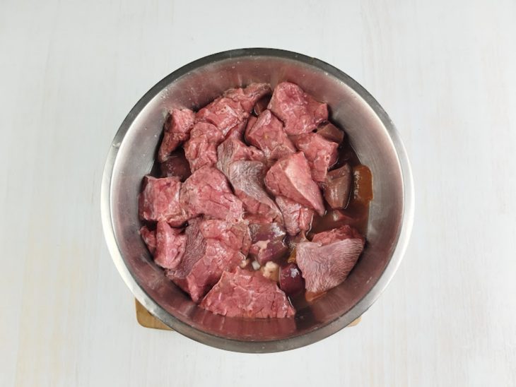 Carne de boi cortada.