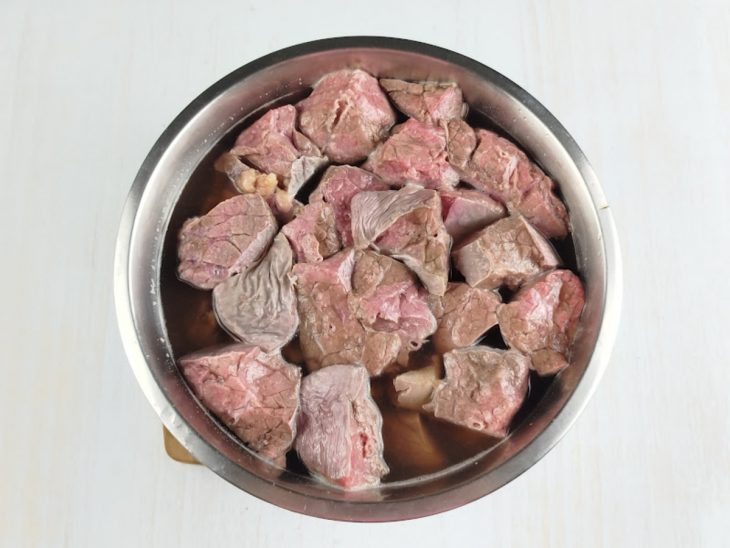 Carne cozinhando na panela.