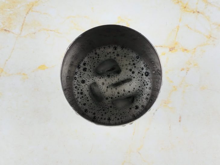 Dose de tequila e gelo adicionados na coqueteleira.