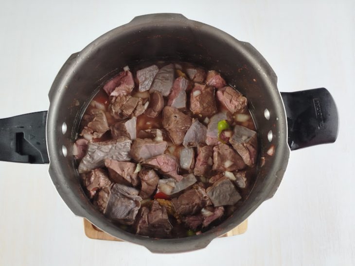 Sarapatel de boi cozinhando na panela.