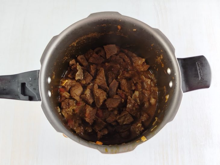 Sarapatel de boi pronto na panela.