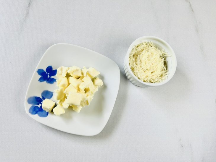 Ingredientes separados nos pratos.