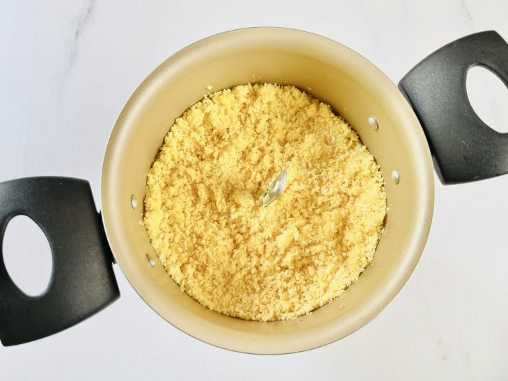 Cuscuz cozido na panela.