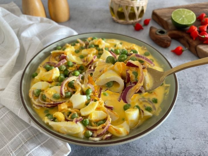 Salada de ovo pronta para consumo.
