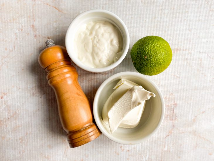 Ingredientes separados sobre a bancada.