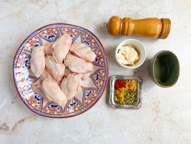 Ingredientes separados sobre a bancada.