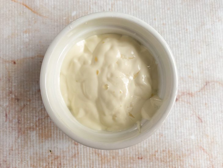 Creme de leite na tigela.