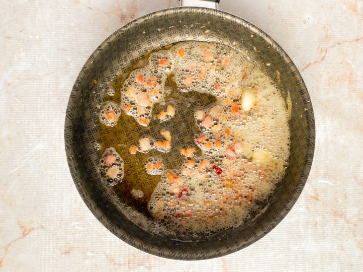 Bacon fritando na panela.