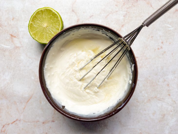 Suco de 1 limão esprimido no molho.