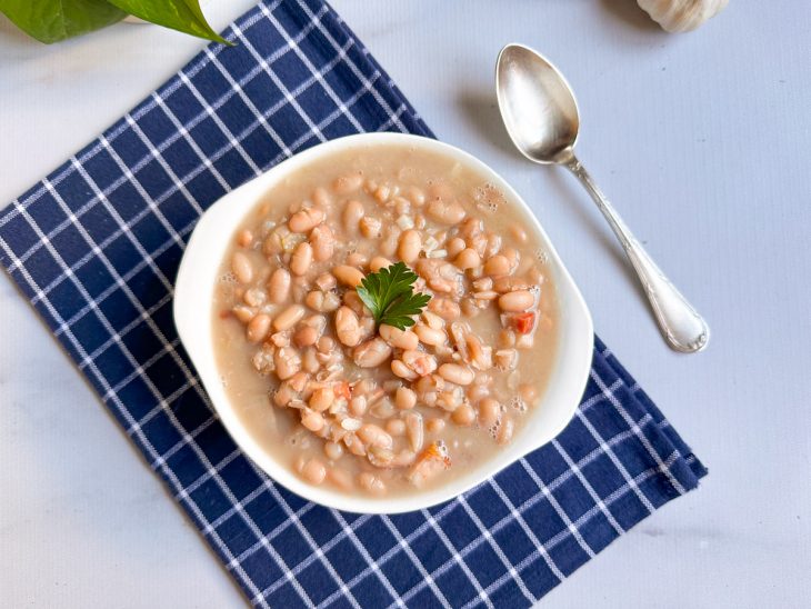 Feijão carioca na pressão servido.