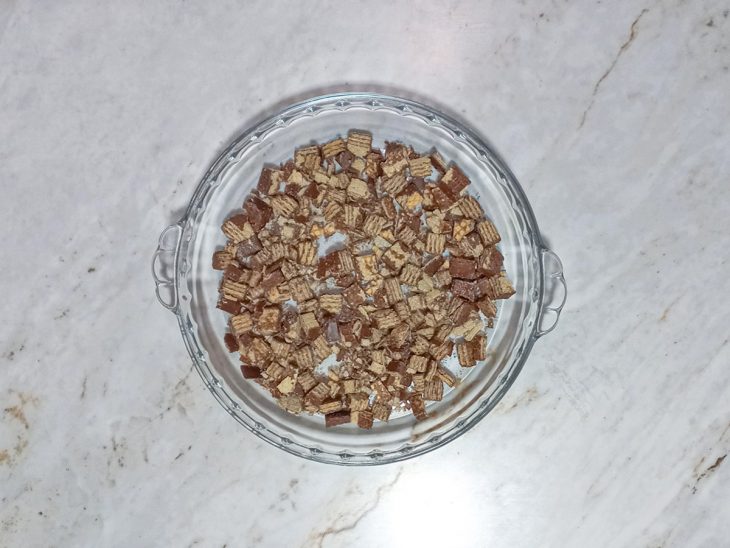 No refratário, os pedaços de Bis já cortados.