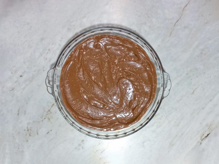 No refratário, o brigadeiro despejado por cima dos pedaços de Bis.