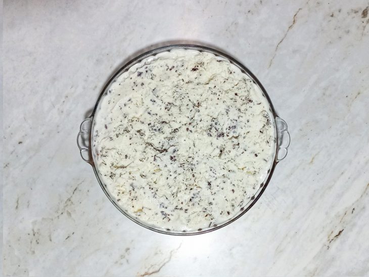 No refratário, uma camada de sorvete por cima do brigadeiro.