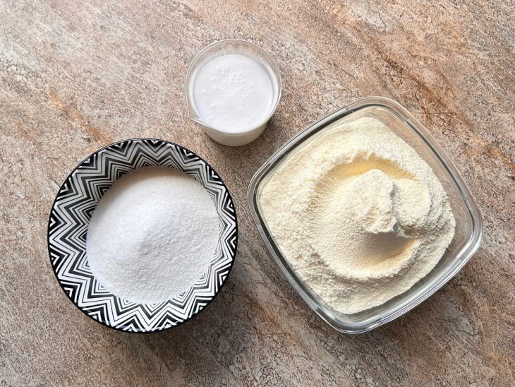 Ingredientes separados sobre a bancada.