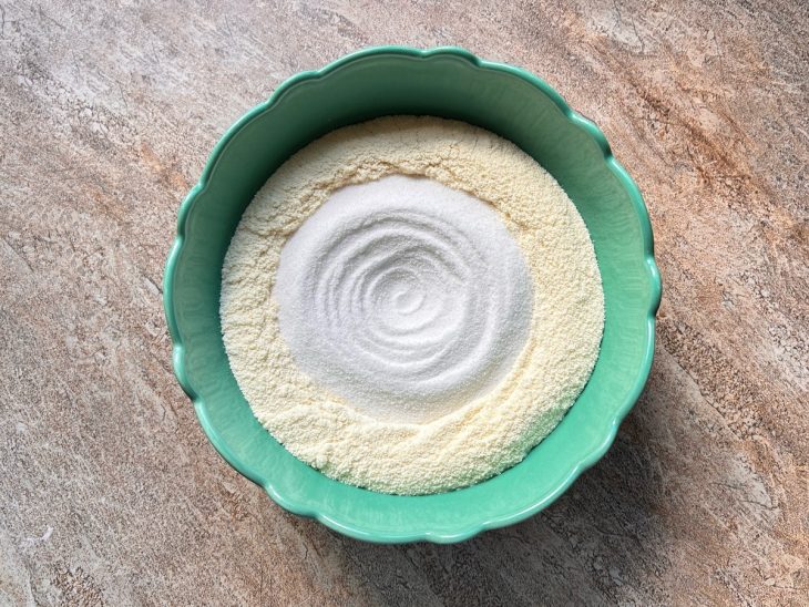 Ingredientes secos misturados na tigela.