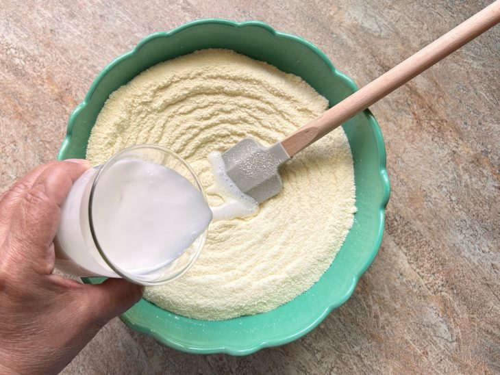 Leite de coco acrescentado à mistura.