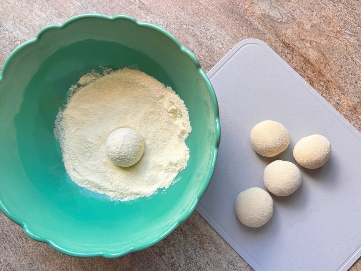 Bolinhas passadas no açúcar refinado.