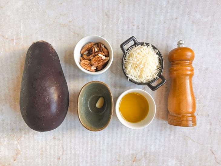 Ingredientes reunidos na bancada.