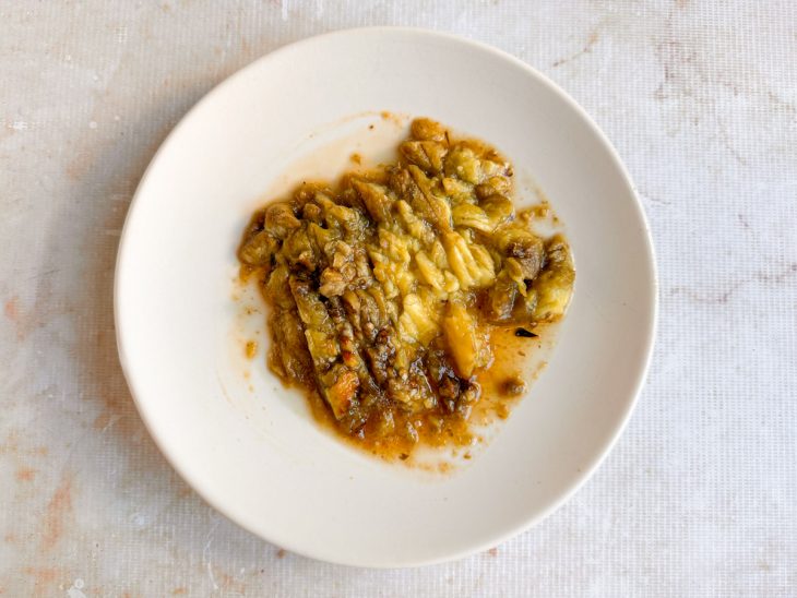 Polpa da berinjela picada em um prato.