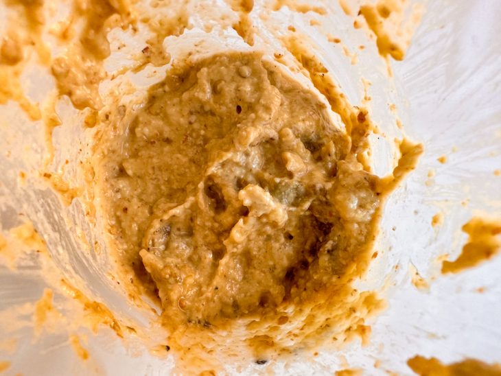 Pasta batida com a outra parte da berinjela.