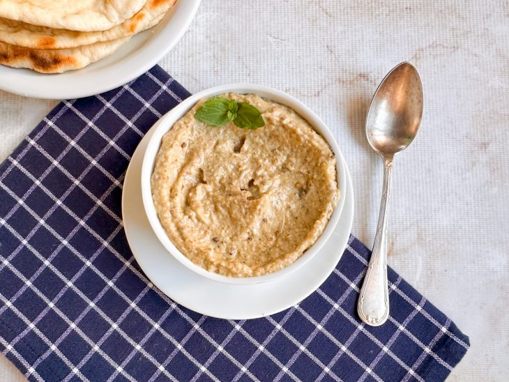 Pesto pronto, servido em tigela.