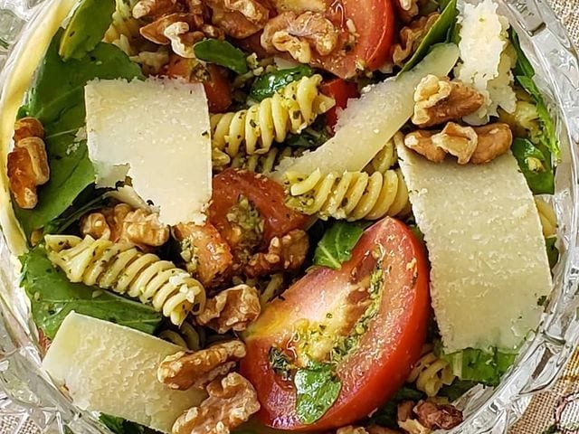 Salada de macarrão com pesto