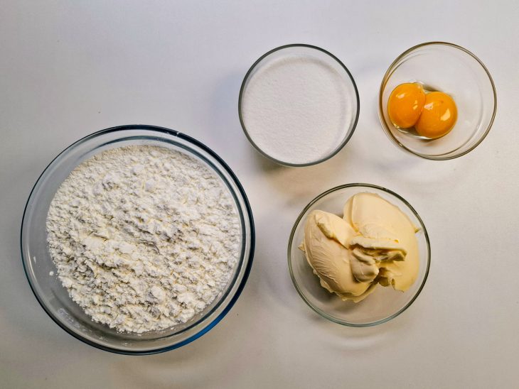 Ingredientes reunidos na bancada.