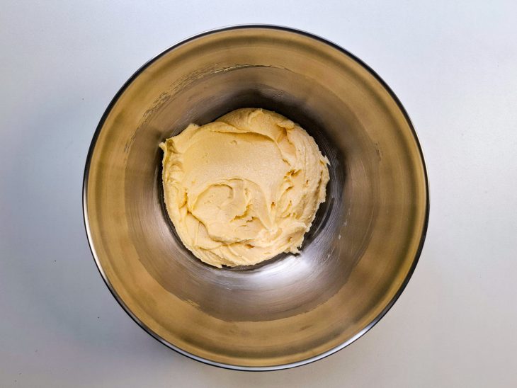 Numa tigela, a massa dos ingredientes misturados.