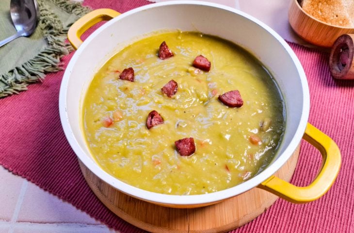 Sopa de ervilha com calabresa