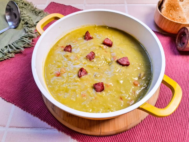 Sopa de ervilha com calabresa pronta para consumo.