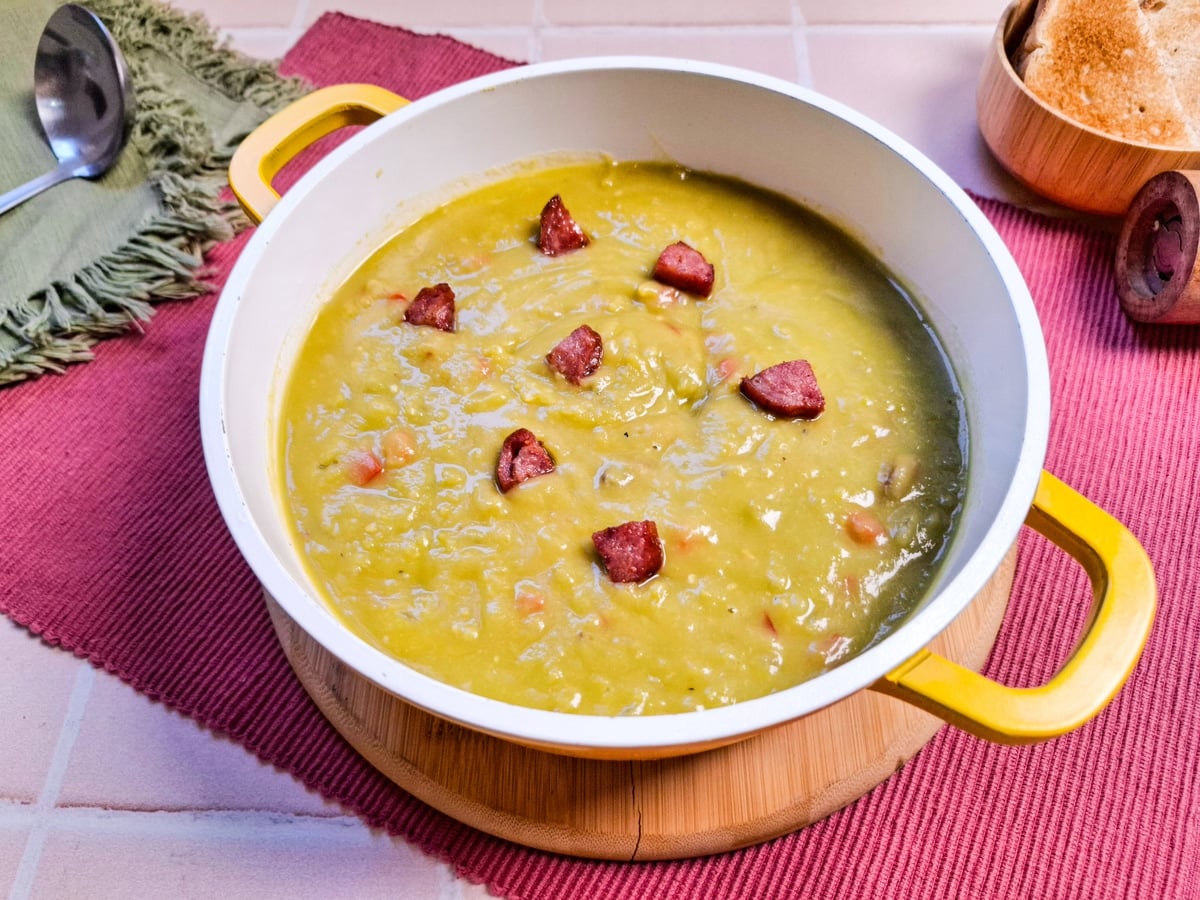 Sopa de ervilha com calabresa