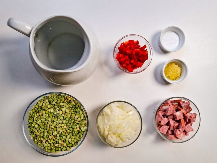 Ingredientes da receita sobre uma superfície.