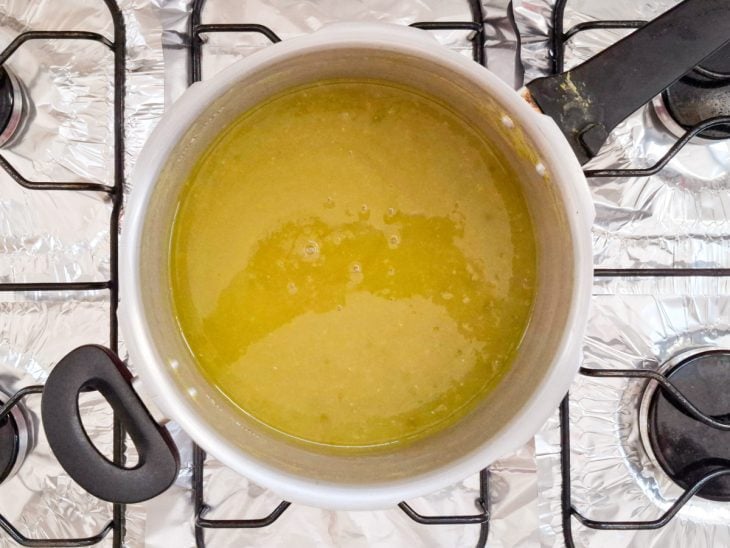 Sopa de ervilha cozida na panela de pressão.