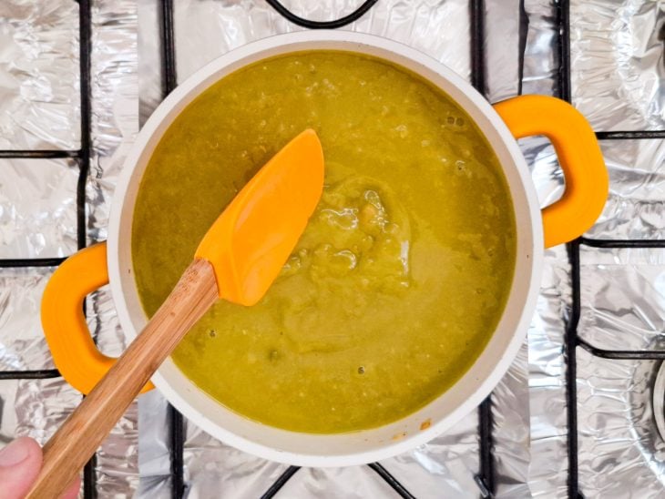 Sopa de ervilha dentro de uma panela.