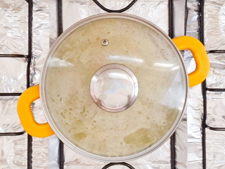 Sopa de ervilha fervida dentro da panela.