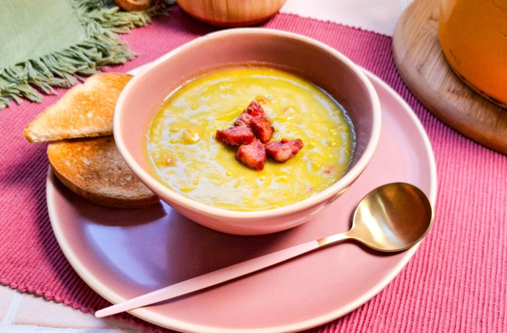 Sopa de ervilha com calabresa