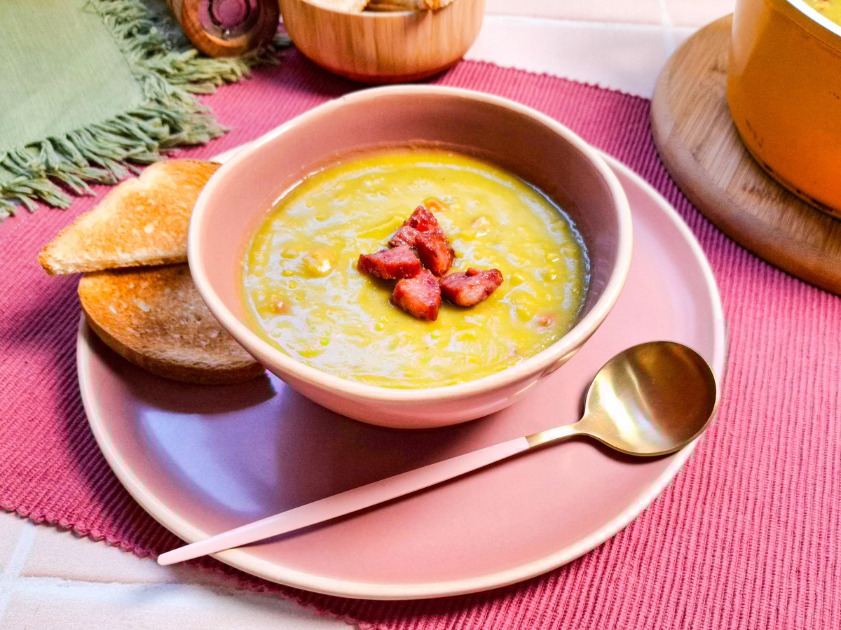 Sopa de ervilha com calabresa