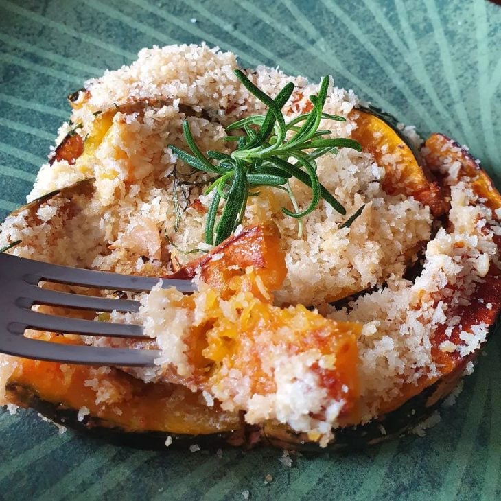 Abóbora cabotiá com crumble de farinha