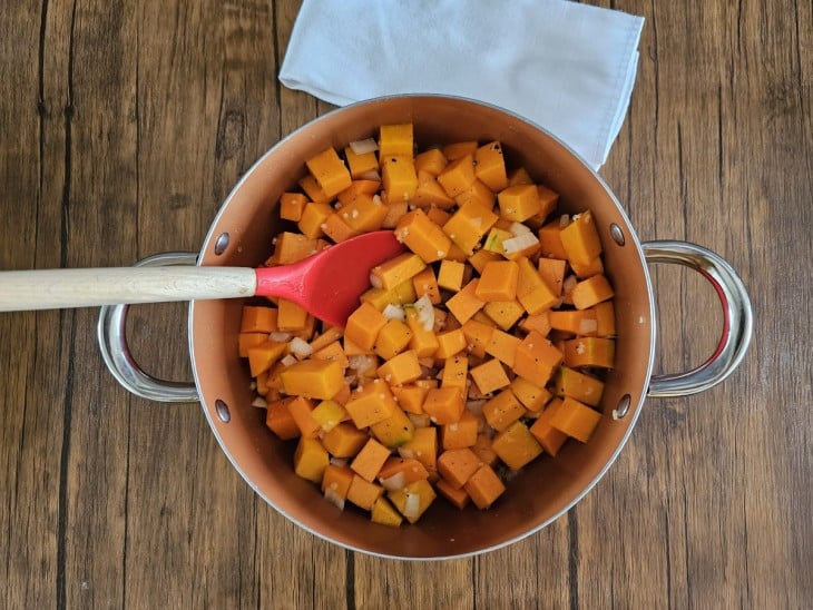 Panela redonda com abóbora cortada em pedaços.