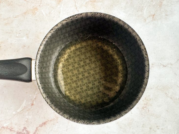 Panela com óleo.