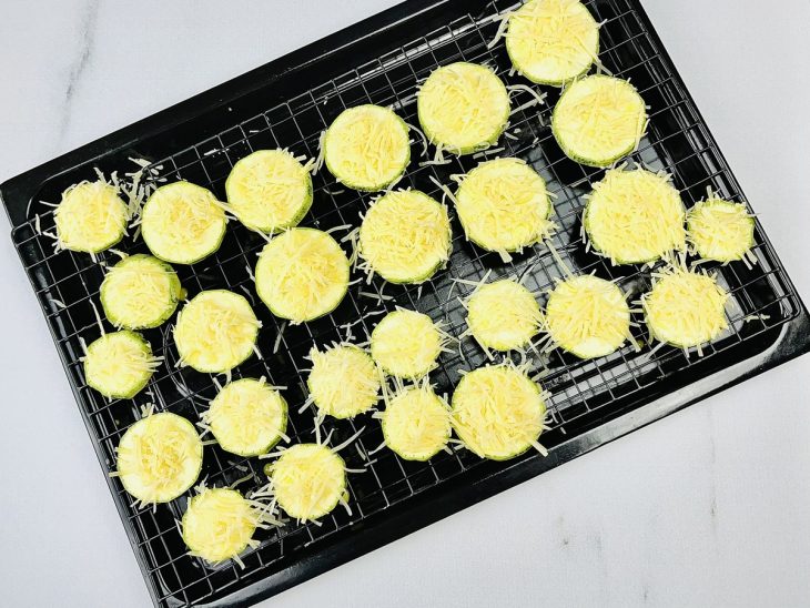 Abobrinhas passadas no ovo e no queijo parmesão ralado.