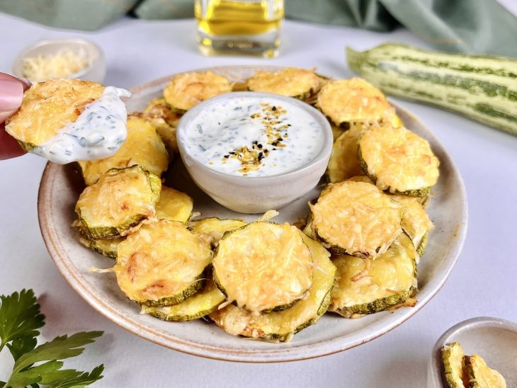 Abobrinhas empanadas servidas com molho.