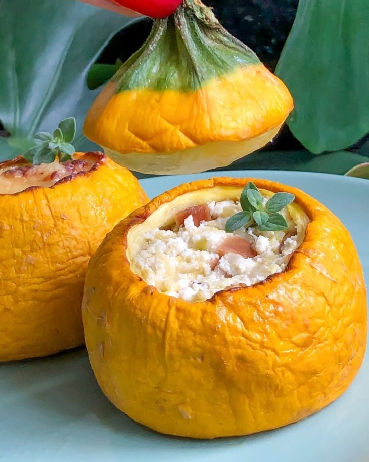 Abobrinha italiana amarela recheada com ricota e castanha de Baru