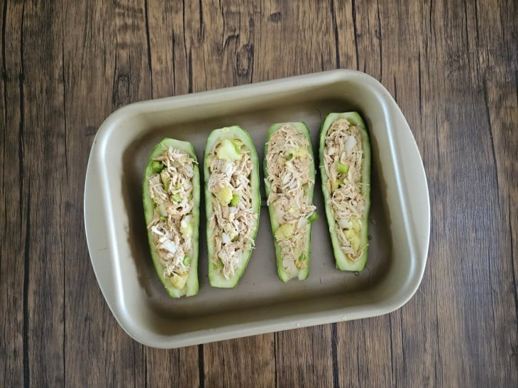 Abobrinhas recheadas com frango desfiado temperado.