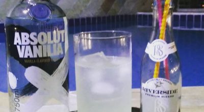 Absolut tônica com suco de abacaxi