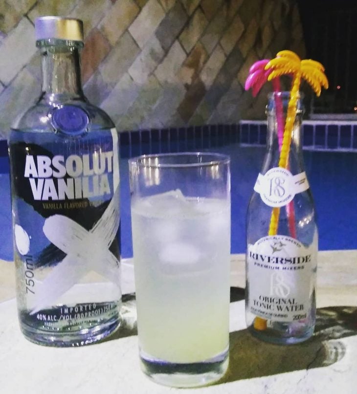 Absolut tônica com suco de abacaxi