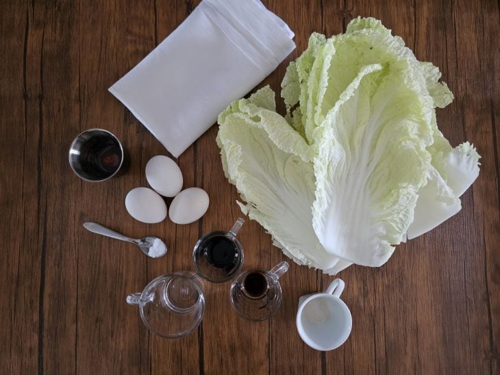 Uma bancada com os ingredientes da receita.