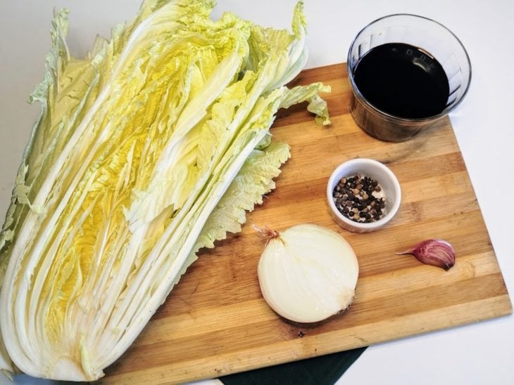 Uma bancada com os ingredientes separados.